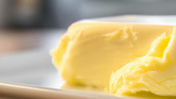 Photographie d'un beurre clarifié posé sur une table de cuisine
