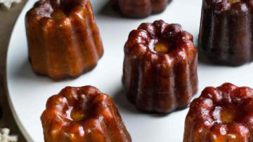 Cannelés bordelais posés sur une assiette : recette originale