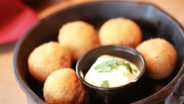 Croquettes au fromage dans une assiette