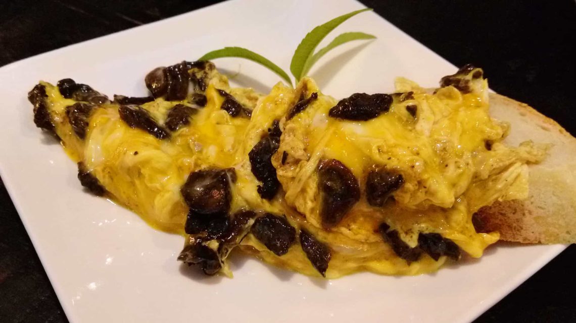 Une brouillade aux truffes dans une assiette